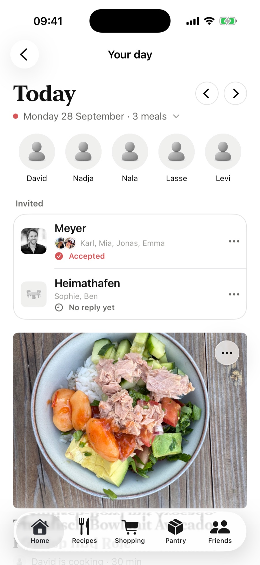 Day view in the Superkitchen app with the Invited card: one kitchen has accepted, one hasn’t replied yet, with the dish of the day below